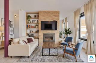 <strong>Ruime bel-étage met garage in hartje Rumbeke</strong><br /><br />Deze ruime en instapklare bel-étage is centraal gelegen in het centrum van Rumbeke en combineert comfortabel wonen met een uitstekende bereikbaarheid. Dankzij de doordachte indeling, moderne technieken en tal van troeven is dit een ideale woning voor wie ruimte en energiezuinigheid belangrijk vindt.<br />Op het gelijkvloers bevindt zich de inkomhal, een praktische berging en een zeer ruime garage voorzien van ingemaakte kasten, ideaal voor extra opslag.<br />De eerste verdieping vormt het leefgedeelte en geniet van veel natuurlijk licht. Hier vindt u een gastentoilet, een zonnig terras, een lichtrijke open keuken met eetruimte en aansluitend een gezellige woonkamer met open haard – perfect voor aangename momenten met familie en vrienden.<br />Op de tweede verdieping bevinden zich twee volwaardige slaapkamers, een recent vernieuwde badkamer met inloopdouche, een apart toilet en een technische ruimte die tevens dienst kan doen als extra berging. De derde verdieping beschikt over een zolderruimte, geschikt voor opslag.<br /><br /><strong>Troeven van deze woning:</strong>
<ul>
	<li>Centrale ligging in Rumbeke</li>
	<li>Zonnig terras</li>
	<li>Garage met ingemaakte kasten</li>
	<li>Warmtepomp + Zonnepanelen (10 panelen van 400 W, geplaatst in 2023)</li>
	<li>Energiezuinig en comfortabel wonen</li>
</ul>
Deze bel-étage biedt een unieke combinatie van ruimte, comfort en duurzaamheid in het centrum. Zeker een bezoek waard!<br /><br />Wacht niet te lang om deze unieke kans te grijpen. Kom het zelf ontdekken en ervaar de verschillende mogelijkheden die deze woning te bieden heeft. Wij staan klaar om u te verwelkomen in uw toekomstige droomhuis! Bel ons vrijblijvend op voor een bezoek en info. Wij begeleiden u graag met de glimlach op zoek naar uw droomwoning &amp; commercieel pand. T. 051 62 40 40.