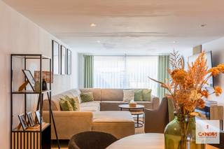 Deze <strong>instapklare</strong> woning met <strong>drie slaapkamers</strong> is rustig gelegen op wandel- en fietsafstand van de markt van Deinze. <br /><br />Via de inkomhal kom je binnen in de eerste gezellige leefruimte op het gelijkvloers. Van hieruit heb je toegang tot de keuken, de garage en de zonnige, <strong>perfect georiënteerde tuin</strong> (zuidwest). Op de eerste verdieping bevindt zich een tweede, <strong>heel ruime woonkamer</strong>. Ideaal als extra leefruimte, speelkamer voor de kinderen of om gasten te ontvangen. Verder beschikt de woning over drie volwaardige slaapkamers en een badkamer. <br /><br />Extra troeven:
<ul>
<li> Zonnige tuin met open zicht</li>
<li>Conforme elektrische installatie</li>
<li>Asbestveilig </li>
<li>EPC label B</li>
<li>Rustige ligging nabij het centrum van Deinze</li>
</ul>
<br />Deze woning combineert comfort, ruimte en een uitstekende ligging. Ideaal voor wie rustig wil wonen met alle voorzieningen binnen handbereik.<br /><br />Interesse in deze goedgelegen en perfect instapklare woning met tuin? <strong>Contacteer Gijs </strong>via gijs@convas.be of 0492 84 48 24 (telefonisch of via Whatsapp).<br /><br /><br />