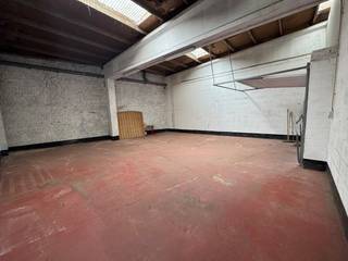 Access via garage door, polyconcrete floor. Equipped with electricity via an individual counter.Electricity, maintenance of common areas and share in property tax via a monthly flat rate of 65.00 euros. Located in the immediate vicinity of Scheepsdalebrug. Good accessibility near the Bruges ring roadPrices excluding VAT.Rental deposit of 3 months rentFree from 01/05Are you interested in this commercial property consisting of a warehouse for rent in Bruges? Don't hesitate to contact us!