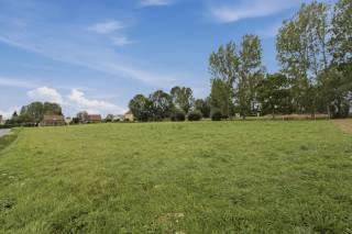 Op zoek naar een uitzonderlijk perceel op een prachtige, groene locatie? Deze ruime bouwgrond van maar liefst 5.012 m² is gelegen vlakbij het Kluisbos en geniet van een prachtig open zicht op de omliggende natuur.<br /><br />De combinatie van ruimte, rust, privacy en een schitterende ligging maakt dit perceel bijzonder aantrekkelijk.<br /><br />Er zijn tal van mogelijkheden voor wie droomt van een ruime villa in een groene omgeving, uiteraard onder voorbehoud van het verkrijgen van de stedenbouwkundige vergunningen (= ZEER VEEL POTENTIEEL).<br /><br />Een bijkomende troef is dat er geen bouwverplichting is. Hierdoor kan u zelf bepalen wanneer en hoe u deze unieke locatie wenst te benutten.<br /><br />De ligging is uitstekend: rustig en groen, maar toch op wandelafstand van het centrum.<br /><br />Een uitzonderlijke bouwgrond op een toplocatie, met ruimte en uitzicht als absolute troeven.<br /><br />(Recentelijke stedenbouwkundige inlichtingen zijn in aanvraag)