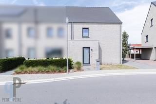 Op wandelafstand van centrum en station Zottegem vinden we deze recente halfopen bebouwing in uitermate goede staat van onderhoud. Deze woning beschikt over een ruime inkomhall met gastentoilet, lichtrijke leefruimte en eetplaats met open, ingerichte keuken en handige berging/wasplaats. Op het verdiep zijn er 3 slaapkamers en een badkamer met ligbad en douche. De zolder is volledig afgewerkt en geeft u een extra zee van plaats, wat deze woning tot een ideale gezinswoning maakt op een uiterst goede locatie. Naast de woning treffen we een oprit met carport en achteraan een tuintje met aangelegd terras. Ideaal als opbrengsteigendom of gezinswoning op wandelafstand van alle accommodaties. Voor meer inlichtingen of een bezoek, contacteer Veronique 0483/676579
