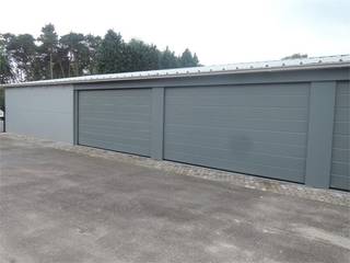 Garagebox met een sectionale poort, nummer 5, gelegen in ' De Steeg' te Beverlo. Vlot bereikbaar. Afmetingen: 10,40m op 4m Prijs: € 150 excl. 21% BTW.