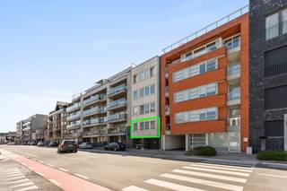Ben je op zoek naar een investering met direct rendement?<br />Langs de Brugsesteenweg vinden we dit gerenoveerd appartement in een kleinschalige residentie.<br />Het appartement bestaat ui een ruime inkom, lichtrijke leefruimte met keuken, badkamer, toilet, drie slaapkamers en garage. Het combineert hedendaags comfort met een uitstekende ligging nabij centrum Roeselare op wandelafstand van scholen, winkels en openbaar vervoer.<br />
<ul>
<li>Lichtrijke leefruimte</li>
<li>Nieuwe keuken en badkamer</li>
<li>Goedgekeurde elektriciteit</li>
<li>Asbestvrij</li>
<li>Garagebox inbegrepen</li>
<li>Lift aanwezig</li>
<li>Aantrekkelijk rendement mét huurgarantie via de Woondienst van Roeselare</li>
</ul>
<br />Interesse in deze investering? Neem gerust contact op voor meer informatie over het appartement, de huurinkomsten en de voorwaarden van de huurgarantie.