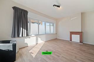 Ontdek dit verzorgd en recent opgefrist gelijkvloers appartement gelegen in de rustige Asterlaan te Mariakerke, een aangename en residentiële wijk van Oostende. Hier woon je in alle rust, terwijl je toch geniet van een vlotte verbinding naar het centrum, de kust en belangrijke invalswegen.<br /><br />Het appartement heeft een bewoonbare oppervlakte van 62 m² en is praktisch ingedeeld. Via de inkomhal kom je in de lichtrijke woonkamer, die aansluit op de functionele keuken. Verder beschikt het appartement over twee volwaardige slaapkamers, een badkamer, een apart toilet en een handige berging.<br /><br />Een absolute troef is het aangelegd terras met tuinhuis, ideaal om te ontspannen in alle privacy.<br /><br />De ligging is bijzonder aantrekkelijk: een verkeersluwe straat met voornamelijk lokaal verkeer, maar toch vlakbij de Nieuwpoortsesteenweg, Mariakerkelaan, R31 en E40. Zowel met de wagen, fiets als het openbaar vervoer bereik je vlot het centrum van Oostende, winkels, scholen en de kust. Dankzij de nabijheid van bus en kusttram geniet je bovendien van een uitstekende Mobiscore van 8,8.<br /><br />