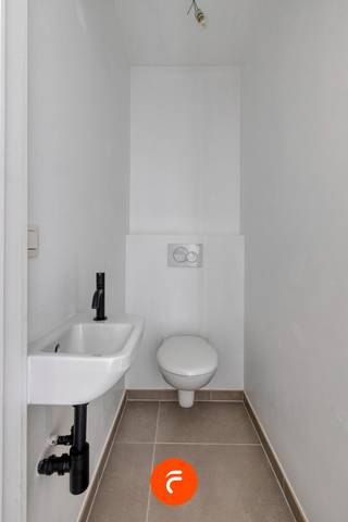 Een van top tot teen uiterst kwalitatief gerenoveerde woning bestaande uit inkomhal, apart toilet, lichtrijke woonkamer met open keuken, wasplaats en berging. Op de eerste verdieping is een ruime hoofdslaapkamer met dressing en prachtige badkamer. Op de 2de verdieping is een ruime bureauruimte/hobbykamer. Overal voorzien van CV (aardgas), volledig nieuwe en conforme elektriciteit, zonnepanelen,... Uiterst energiezuinig! Naast de woning is een groot aangelegd ( én zuidgericht) terras met autostaanplaats die afgesloten zijn met een poort. In het kader van de stedenbouwkundige verordening woonkwaliteit dient nog een overdekte fietsenstalling (voor 2 fietsen) voorzien te worden. Totale perceeloppervlakte: 80 m2. Ideale starterswoning of investering!