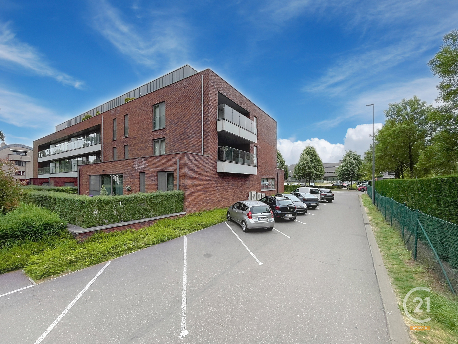 Commercieel gelegen handelsgelijkvloers met 3 privé-parkings - foto 5