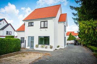 De afgelopen 15 jaar is de woning gerenoveerd tot een moderne en gezellige thuis. <br />Rond 2014 werd een nieuwe keuken gezet, en een moderne ruime badkamer ingericht met 2 lavabo's, ligbad, inloopdouche en toilet. Er werd steentapijt aangebracht in de gemeenschappelijke ruimtes en de elektrische installatie werd volledig vernieuwd en uitgerust met domotica-aangestuurde verlichting.<br />Vanaf 2022 werd een nieuw dak geplaatst en werd de zolder omgebouwd tot een polyvalente kamer. Tot slot werden ook nog de beneden binnenafwerking en de buitengevel opgeknapt.<br /><br />Met een kelder en meerdere bergruimtes in het woonhuis, de aanpalende veranda, en een lospandig bijgebouw met carport, heeft deze woning bijzonder veel opbergplaats. Er is een ruime oprit met meerdere parkings. En zowel de zonnige voortuin, als de achtertuin hebben een terras. <br /><br />Troeven:<br />* 4 slaapkamers<br />* opgefrist en energiezuinig gerenoveerd (EPC B)<br />* domotica-aangestuurde verlichting<br />* elektrische installatie conform bij verkoop<br />* ruime tuin en oprit met meerder parkings<br />* gezellige rustige straat met groene omgeving<br />* alle faciliteiten in de buurt.<br /><br />Een bezoekje inplannen? Kijk op dewaele.com en plan zelf je bezoek in via de online agenda.<br /><br />De algemene voorwaarden van Dewaele DIY kunt u steeds raadplegen via dewaele.com.<br /><br />Bestuursmaatregelen in het maatregelenregister: nee