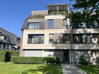 Gelegen in een doodlopende straat op een boogscheut van de Open Golf Club van Brasschaat vindt u dit 3-slaapkamer appartement op de 1e verdieping van dit nieuwbouw complex met lift. De indeling gaat als volgt: inkomhal met gastentoilet, royale woon- en eetkamer 31m² met veel lichtinval, een open ingerichte keuken en een aparte technische berging met aansluiting voor een wasmachine en droogkast. De comfortabele badkamer is voorzien van een wandmeubel met lavabo en een inkoopdouche. Er zijn 3 slaapkamers (8m², 10m² en 13m²) waarvan 2 kamers met toegang tot het terras. In de ondergrondse verdieping is er een privatieve autostaanplaats.