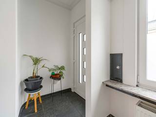 Deze ruime, instapklare woning is erg goed gelegen, vlakbij het centrum van Berendrecht. Winkels, scholen en openbaar vervoer zijn allen op wandelafstand te bereiken. Hoewel het pand dateert van 1959, werd ze de afgelopen jaren stapsgewijs gerenoveerd in een tijdloze stijl. De woning werd uitgerust met 20 zonnepanelen. Binnenkomen doet u via een apart inkomhalletje op tegelvloer. De ruime woonkamer vormt samen met de volledige geïnstalleerde, open keuken één grote, gezellige leefruimte, waar dankzij grote raampartijen flink wat daglicht binnenvalt. Een dubbel, kamerhoog raam aan de tuinzijde zorgt tevens voor een rechtstreekse toegang tot het overdekt terras en de tuin. Verder is op het gelijkvloers nog een handige wasplaats, een inpandige garage met automatische poort en een apart toilet aanwezig. De 1e verdieping telt 3 volwaardige slaapkamers, een apart toilet en een badkamer met ligbad, inloopdouche, handdoekradiator, enkele wastafel met meubel en spiegelkast. Vanuit de 2e slaapkamer leidt een houten trap naar de zolderruimte op de 2e verdieping. Deze polyvalente ruimte kan ingericht worden naar eigen wens. U zou hier bv. prima een extra slaapkamer kunnen maken. De ruimte onder het schuine dak wordt praktisch benut dankzij ingemaakte kasten. Zowel de leefruimte als één van de grote slaapkamers werden voorzien van een airco. Het perceel heeft een totale oppervlakte van 135m². De toffe tuin met overdekt terras en tuinberging is een fijn plekje om van de buitenlucht te genieten. Dankzij een oriëntatie op het westen kan u hier heerlijk van het avondzonnetje profiteren.