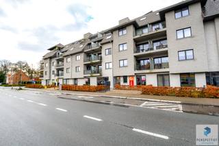 Recent en smaakvol ingericht handelspand op commerciële ligging langs de drukste invalsweg van Beernem. <br /><br />Indeling: Rechts: inkom, ontvangst- en vergaderruimte vooraan (27 m²), uitgerust met streaming- en castingmogelijkheden voor klanten, twee bergruimtes (9,5 m²), afzonderlijk toilet, grote bureauruimte (21 m²) met plaats voor 3 bureaus en toegang tot het terras (100 m²).<br /><br />De handelsruimte beschikt over 2 zonnepanelen, ventilatie, wifi en bedrade internetaansluiting en airconditioning.<br /><br /><strong>- De huurprijs bedraagt 850 EUR/maand exclusief BTW. </strong><br /><br />Troeven:<br /><br />- Commercieel gelegen langs drukke invalsweg<br />- Goede visibiliteit<br />- Op 50m van de E40<br />- Veel lichtinval<br />- Energiezuinig<br /><br />Extra informatie:<br />- Eigen water-, gas- en elektriciteitsmeter<br />- Zonnepanelen<br />- Ventilatie<br />- Airconditioning<br />- Mogelijk tot huren van afgesloten garage<br /><br /><br />Wenst u dit handelspand te bezoeken? Contacteer ons! T: 050 550 750 of info@perspectiefvastgoed.be