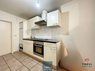 SOUS OFFRE - VISITES SUSPENDUES Situé au coeur de Tubize, à deux pas de la gare, bel appartement deux chambres au 1er étage d'une petite...