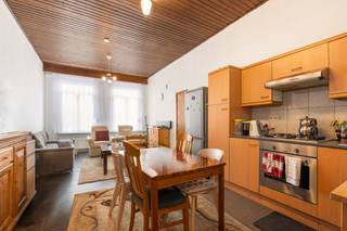 <p>Grote woning in een opkomende buurt tussen Zurenborg en de Turnhoutsebaan.</p>
<p>Deze gesloten bebouwing in Borgerhout biedt een uitzonderlijke bewoonbare oppervlakte van maar liefst 342 m² en tal van mogelijkheden voor grote gezinnen, co-housing of een combinatie van wonen en werken. Momenteel is het gebouw ingericht als opbrengsteigendom met 3 appartementen en een studio. Dankzij de centrale ligging geniet je van een vlotte verbinding naar winkels, scholen en openbaar vervoer, terwijl de levendige buurt volop in ontwikkeling is. De solide constructie vormt een sterke basis voor wie op zoek is naar een woning met karakter en potentieel. Met 7 slaapkamers, meerdere badkamers en diverse leefruimtes beschikt dit huis over een bijzonder veelzijdige indeling. De koer zorgt bovendien voor een aangename buitenruimte midden in de stad.</p>
<p> </p>
<p>Belangrijkste ruimtes:<br />• Ruime living (27,24 m²) met veel mogelijkheden als centrale leefruimte<br />• Drie keukens (12 m², 10 m² en 9 m²) geschikt voor grote gezinnen of multifunctioneel gebruik<br />• 7 slaapkamers met diverse oppervlaktes<br />• Drie badkamers, praktisch verdeeld over de woning<br />• Koer/patio (19 m²) als aangename buitenruimte<br />• Garage (26,75 m²) met plaats voor wagen en extra stockage<br />• Berging (4,54 m²) voor extra opbergruimte<br />• Kelder (12 m²)</p>
<p> </p>
<p>Troeven:<br />• Enorme bewoonbare oppervlakte van 342 m²<br />• Centrale ligging tussen Zurenborg en de Turnhoutsebaan<br />• Solide constructie met eindeloos veel mogelijkheden</p>
<p> </p>
<p>Neem vandaag nog contact op met je ERA-makelaar voor een bezoek.</p>
<p>JOUW DROOMHUIS. ZO GEVONDEN!</p>