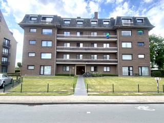Dit appartement bevindt zich op de tweede verdieping aan de achterkant van het gebouw.Bij het binnenkomen vinden we aan de linkerkant in de inkomhal...