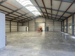 Bent u op zoek naar een ruime en functionele loods voor uw onderneming? Deze eigendom aan de 1ste Jagersstraat 3 te Westrozebeke biedt alles wat...