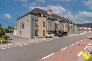 🏡 Instapklaar Dakappartement te Koop in Koersel (Beringen)Ruimte, licht én comfort met maar liefst 3 terrassen!Gelegen in het hart van het gezellige...