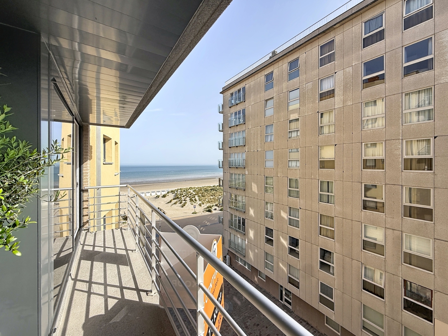 Gerenoveerd appartement met lateraal zeezicht te Nieuwpoort. - foto 1