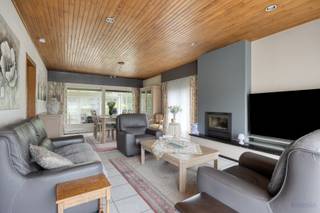 <strong>Gelijkvloerse woning te koop met 3 slaapkamers op perceel van 11a 50ca in Tessenderlo</strong><br /><br />De woning aan de Paalseweg 75 in Tessenderlo geniet van een vlot bereikbare ligging langs een belangrijke verbindingsweg. Het centrum van Tessenderlo en Paal zijn snel bereikbaar en ook de autosnelweg bevindt zich op slechts 10 minuten rijden. In de nabije omgeving vind je winkels, scholen en horecazaken, wat zorgt voor optimaal dagelijks comfort. Daarnaast bieden de omliggende groene zones tal van mogelijkheden voor rust en ontspanning.<br /><br />We betreden de woning via de voordeur en komen terecht in de ruime inkomhal (8,94m²), voorzien van een apart toilet (1,74m²). De lichtrijke woonkamer (33,36m²) biedt een aangenaam gevoel van ruimte dankzij de grote raampartijen aan zowel de voor- als achterzijde, terwijl een houtkachel extra gezelligheid creëert. Vanuit zowel de inkomhal als de woonkamer heb je toegang tot de keuken (13,7m²), die uitgerust is met een elektrisch kookvuur, oven, spoelbak en koelkast. Aansluitend bevindt zich een ruime veranda (24,21m²) met een mooi zicht op de tuin.<br /><br />Het slaapgedeelte omvat drie slaapkamers (12,42m², 14,30m² en 14,73m²), elk met veel lichtinval en voorzien van rolluiken. De badkamer (5,18m²) is ingericht met een dubbele lavabo en een ligbad.<br />Daarnaast beschikt de woning over een zolder (40m²) en een kelder (17,5m²), die extra bergruimte bieden.<br /><br />Voor het parkeren van de auto is er voldoende plaats op de oprit, maar er is ook een inpandige garage (28,78m²) en een vrijstaande garage (27,70m²) aanwezig.<br />De woning is gelegen op een mooi perceel met een verzorgde tuin, ideaal voor spelende kinderen of om in alle rust te genieten.<br /><br />De verwarming gebeurt via centrale verwarming op stookolie. De berekende energiescore bedraagt 485 kWh/m²jaar, wat overeenkomt met een EPC label E.<br /><br />Spreekt deze leuke woning jullie aan? Contacteer ons voor meer info of een bezoek ter plaatse via info@bosmanvastgoed.be. Wij helpen jullie graag verder!<br /><br />De woning heeft momenteel een EPC ‘E' wat wil zeggen dat dit pand is onderworpen aan de renovatieverplichting van de Vlaamse overheid voor residentiële gebouwen (behoudens sloop binnen 6 jaar na de aankoop). Consulteer voor meer informatie de website van het Vlaams Energie- en Klimaatagentschap via https://www.vlaanderen.be/een-huis-of-appartement-kopen/renovatieverplichting-voor-residentiele-gebouwen.