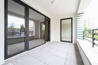 Nieuwbouwappartement met 1 slaapkamer op toplocatie tussen Mortsel en Berchem.Dit appartement is gelegen in het nieuwbouwproject Zilverkwartier waar ook de nieuwe Colruyt van Berchem zich heeft gehuisvest.Vanaf deze locatie zit u vlakbij scholen en belangrijke invalswegen alsook openbaar vervoer.Het appartement beschikt over een inkomhal, apart toilet, badkamer met inloopdouche, een aparte berging, mooie lichte woonkamer met open keuken en aansluitend terras van 15m²Er is een gezellige binnentuin aanwezig dewelke toegankelijk is voor alle bewoners en onderhouden wordt door de gemeenschap.Alle appartementen in dit project zijn aangesloten op het warmtenet van AGFA-GEVAERT waardoor je voordelig en ecologisch verwarmt.Algemene kosten: 95 €/maand (excl. verwarming, elektriciteit, water)Beschikbaar vanaf 15/12/2026Niet-bemeubeldTelefonisch worden er geen afspraken ingepland. Gelieve te reageren via het contactformulier.