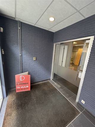 <p>Op zoek naar een kantorengebouw in het hart van Oudenaarde?</p><p>Dit kantorengebouw voorziet maar liefst 8 afzonderlijke burelen ,archiefruimte ,vergaderzaal ,ontvangstruimte ,kitchenette ,2 toiletten en een terras .<br />Dus een ideale werkomgeving.<br />Met een strategische ligging in het historische centrum van Oudenaarde geniet u van een goede bereikbaarheid!</p><p>Verdere interesse?<br />Vraag uw bezoek aan via onze website www.immodhondt.be <br /> </p>