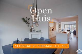 <p><span>! OPEN HUIS - ZATERDAG 21/02 VAN 14U-16U !</span></p><p><span>Welkom, zonder inschrijving</span></p><p><span> </span></p><p><span>Stijlvol wonen in het hart van Kapellen! <br />Instapklare, volledig gerenoveerde woning met vier ruime slaapkamers en een zonnige tuin.</span></p><p><span><br />INDELING</span></p><p><span> </span></p><p><span>Gelijkvloers</span></p><p><span>Via de inkomhal op trendy authentieke tegelvloer bereikt u het gastentoilet met handenwasser en de ingebouwde vestiairekasten. De hal geeft toegang tot de lichtrijke leefruimte op parket, ingedeeld in een zithoek met mooi zicht op het verhoogde terras en de tuin, een eethoek, een bureauhoek en een strakke open keuken. De keuken met kookeiland is uitgerust met hoogwaardige toestellen, waaronder een inductiekookplaat met dampkap, vaatwasser, dubbele spoelbak, koelkast, diepvriezer, oven en microgolfoven.</span></p><p><span> </span></p><p><span>Eerste</span><span> </span><span>verdieping</span></p><p><span>Een witgeschilderde houten trap leidt naar de eerste verdieping, eveneens afgewerkt op parket. Hier bevindt zich de moderne badkamer op tegelvloer, voorzien van een toilet, ligbad met douchescherm en dubbele wastafel. Verder zijn er twee slaapkamers (ca. 21 m² en 14 m²) op parket, waarvan één momenteel is ingericht als dressing. Op deze verdieping bevindt zich ook de praktische wasplaats met lavabo en aansluitingen voor wasmachine en droogkast.</span></p><p><span> </span></p><p><span>Tweede verdieping</span></p><p><span>Via dezelfde trap bereikt u de tweede verdieping, met nog twee slaapkamers (ca. 26 m² en 14 m²) op vinyl, waaronder een ruime masterbedroom met ruimte voor een dressing. Daarnaast is er een aparte bergruimte met de recente cv-ketel op aardgas. </span></p><p><span> </span></p><p><span>Kelder</span></p><p><span>De woning beschikt over zowel een kelder als een kruipruimte. </span></p><p><span> </span></p><p><span>Tuin</span></p><p><span>Vooraan bevindt zich een aangelegde voortuin; achteraan een open verhoogd terras, waardoor u een aangenaam dieptezicht heeft op de mooi aangelegde tuin.</span></p><p><span> </span></p><p><span>Bijzonderheden</span></p><p><span>- Centrale ligging nabij het centrum van Kapellen, winkels, horeca, scholen en openbaar vervoer</span></p><p><span>- Volledig gestript en gerenoveerd in 2013 met duurzame en kwalitatieve materialen, instapklaar</span></p><p><span>- Verdere vernieuwingen tussen 2022 en 2023: dak, ramen, badkamer, CV-ketel,...</span></p><p><span>- Elektriciteit conform</span></p><p><span>- Asbestvrij</span></p><p><span>- Zonnige zuidwest-georiënteerde en mooi aangelegde tuin </span></p><p><span>- Veel parkeergelegenheid voor de deur</span></p><p><span> </span></p>
