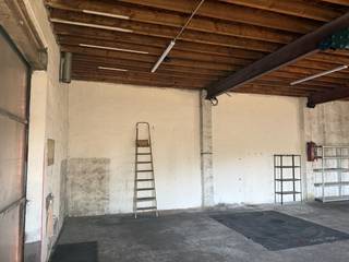 Magazijn op gunstige locatie Eikenlei 9 nabij Brechtsebaan en Beukenlei te Sint-Job-in-'t-Goor. Ideaal voor stockage, het stallen van diverse wagens of goederen als opslag. Oppervlakte ca. 9m x 15m op het gelijkvloers. Er is voorziening van lichtpunten en stopcontacten.