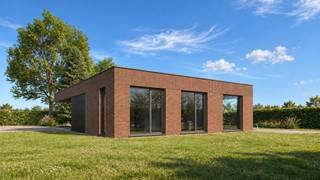 <ul>
	<li>Luxueuze afwerking </li>
	<li>Ruim perceel op rustige ligging</li>
	<li>Rolstoelvriendelijk </li>
	<li>Energiezuinig (E20)</li>
</ul>
<br />Ontdek deze vrijstaande nieuwbouwvilla, rustig gelegen in tweede bouwlijn en bereikbaar via een aparte oprijlaan. De volledig gelijkvloerse woning combineert een praktische indeling met drie volwaardige slaapkamers en een aangename tuin die zich rondom de woning uitstrekt.<br /><br />Het ontwerp is aangepast om comfortabel wonen mogelijk te maken voor personen met een beperkte mobiliteit.<br /><br />INDELING<br />De woning werd volledig op het gelijkvloers ontworpen, waardoor alle leef- en slaapruimtes zich op één niveau bevinden.<br />Via de inkomhal kom je binnen in de woning en bereik je de ruime leefruimte met open keuken. Dankzij de verschillende raampartijen staat de leefruimte rechtstreeks in verbinding met de omliggende tuin en geniet de woning van veel natuurlijk licht.<br /><br />Verder beschikt de villa over drie volwaardige slaapkamers en een ruime badkamer, uitgerust met een ligbad, inloopdouche en dubbele lavabo. Een afzonderlijk toilet zorgt voor extra comfort.<br /><br />Daarnaast zijn er twee praktische bergingen voorzien. Eén van deze ruimtes biedt, afhankelijk van de gekozen afwerking en technische mogelijkheden, de mogelijkheid om ingericht te worden als extra douchekamer.<br /><br />RUSTIG WONEN IN TWEEDE BOUWLIJN<br />De ligging in tweede bouwlijn vormt een bijzondere troef. Via de aparte oprijlaan bereik je de vrijstaande woning, die verder van de straat werd ingeplant en daardoor een privaat karakter geniet.<br /><br />De tuin loopt rondom de woning en zorgt voor een aangenaam gevoel van ruimte. De combinatie van de open bebouwing, de afzonderlijke toegang en het volledig gelijkvloerse ontwerp maakt deze woning geschikt voor verschillende levensfases.<br /><br />E-PEIL 30<br />De villa wordt gebouwd volgens de hedendaagse normen op het vlak van energiezuinigheid en wooncomfort. Moderne technieken worden gecombineerd met een kwalitatieve afwerking en zorgvuldig gekozen materialen.<br /><br />Interesse? Neem contact op met Potrell voor meer informatie, plannen en verkoopvoorwaarden.<br /><br />WONING OP MAAT | JOUW WONING, JOUW STIJL<br />Geef jouw toekomstige woning een persoonlijke toets. Afhankelijk van de bouwfase kan je zelf keuzes maken voor onder meer keuken, vloeren en badkamer. Zo creëer je een gelijkvloerse villa die niet alleen praktisch en energiezuinig is, maar ook volledig aansluit bij jouw persoonlijke smaak en manier van wonen.<br /><br />Meerdere variaties zijn mogelijk op dit perceel. Vraag vrijblijvend een afspraak om de mogelijkheden te bespreken.