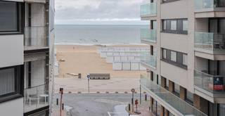 Volledig gerenoveerd appartement met een mooi zijdelings zeezicht gelegen in het Zoute.Indeling: Inkom met gastentoilet. Lichtrijke leefruimte met...