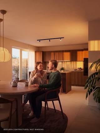 Ontdek <strong>lot 117</strong>, een energiezuinige halfopen gezinswoning in ons nieuwe woonproject in Hooglede. Deze woning combineert een tijdloze landelijke architectuur met een doordachte indeling, kwalitatieve afwerking en duurzame technieken voor een optimaal wooncomfort.<br /><br />Op het gelijkvloers vindt u een ruime en lichtrijke leefruimte met open keuken, een inkomhal met gastentoilet en een inpandige garage. Op de verdieping bevinden zich 2 slaapkamers, waarvan één master bedroom met dressing, een badkamer met bad en douche en een afzonderlijk toilet. De ruime zolder biedt bovendien tal van mogelijkheden als extra bergruimte of kan ingericht worden als bijkomende slaapkamer(s).<br /><br />De woning is gelegen op een perceel van 239 m² met een private tuin, ideaal om in alle rust van het buitenleven te genieten.<br />Dankzij de zonnepanelen, vloerverwarming, het warmtenet en een energiezuinig ventilatiesysteem bent u bovendien verzekerd van een duurzame en toekomstgerichte woning.<br /><br /><strong>Troeven van LOT 117</strong>
<ul>
<li>Halfopen bebouwing met tijdloze landelijke architectuur.</li>
<li>2 volwaardige slaapkamers, waarvan 1 met dressing.</li>
<li>Ruime zolder met uitbreidingsmogelijkheden.</li>
<li>Lichtrijke leefruimte met open keuken.</li>
<li>Inpandige garage + oprit.</li>
<li>Perceel van 239 m² met private tuin.</li>
<li>Energiezuinige technieken en kwalitatieve afwerking.</li>
<li>Rustige ligging nabij het centrum van Hooglede en Roeselare.</li>
</ul>
<br />Prijzen all-in: € 413.810 | LOT 117*<br />Prijzen excl. kosten: € 341.000 | LOT 117<br />* Prijs all-in: grond | woning | garage | aansluitingen | architect | notariskosten | btw | registratierechten | zonnepanelen | ...<br /><br /><strong>BOUW PAUL HUYZENTRUYT nv</strong><br />☎ 056 71 27 97<br />✉ info@paulhuyzentruyt.be