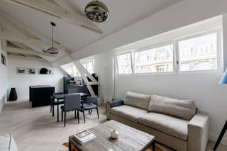 <p><span>Stijlvol gerenoveerd appartement op toplocatie aan Sint-Katelijneplein</span></p><p><span>In het hart van één van de meest gegeerde en trendy buurten van Brussel, vlak bij het Sint-Katelijneplein en de Vismarkt, bevindt zich dit charmante appartement van ca. 80 m², gelegen op de 4de verdieping van een uniek historisch gebouw zonder lift.</span></p><p><span>Het appartement werd in 2020 volledig en smaakvol gerenoveerd, waarbij hedendaags comfort perfect samengaat met het karakter van het gebouw. U komt binnen in een ruime en bijzonder lichtrijke leefruimte met een open, volledig uitgeruste keuken een aangename plek om te ontspannen of gasten te ontvangen.</span></p><p><span>De indeling omvat verder een ruime, rustige slaapkamer en een moderne badkamer met inloopdouche en lavabo. Aansluitend aan de leefruimte bevindt zich nog een extra ruimte die flexibel kan worden ingericht als bureau, dressing of tweede slaapkamer (zonder raam), ideaal voor thuiswerk of logés.</span></p><p><span>De absolute meerwaarde van dit appartement is de uitzonderlijke ligging: midden in een levendige wijk met een uitgebreid aanbod aan restaurants, cafés en winkels, en met openbaar vervoer op wandelafstand.</span></p><p><span>Dankzij de combinatie van ruimte, licht, een kwalitatieve renovatie en een topligging vormt dit appartement zowel een ideale eigen woonst als een interessante investering in het bruisende centrum van Brussel.</span></p>