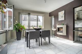 Ontdek dit ruime appartement op de eerste verdieping van een gebouw met lift.

Het appartement omvat een inkomhal met apart toilet, een ruime en lichtrijke woonkamer met eetplaats en halfopen keuken, twee slaapkamers en een badkamer met douche en wastafel.

Vanuit een van de slaapkamers heeft u toegang tot het gezellige terras aan de achterzijde van het gebouw, waar u in alle privacy en zonder inkijk kunt genieten.

Extra troeven zijn de uitzonderlijk ruime garage met plaats voor twee wagens en een wasplaats, een autostaanplaats voor de garage en een private kelderberging.

Gunstig EPC-label B, conforme elektrische installatie en asbestveilig!