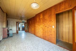 <p><strong>Te renoveren halfopen woning met tuin </strong></p><p>Op een rustige locatie in Brasschaat vind je deze <strong>halfopen woning met tuin</strong>, ideaal voor wie op zoek is naar een renovatieproject met potentieel. Met een bewoonbare oppervlakte van <strong>97 m²</strong>, een praktische indeling en een diepe tuin met tuinhuis, vormt dit pand een solide basis om volledig naar eigen smaak te vernieuwen.</p><p><strong>Indeling</strong><br />Gelijkvloers: inkomhal met trap naar de verdieping, een gezellige leefruimte, aansluitend de keuken, gevolgd door een wasplaats/stookruimte. Achteraan vind je de badkamer, apart toilet en een extra berging.</p><p>Verdieping: <strong>twee slaapkamers</strong> met goede lichtinval. </p><p>Buiten geniet je van een <strong>ruime tuin</strong> met tuinhuis — ideaal voor fietsen, materiaal of hobby’s.</p><p>Deze woning is rustig gelegen en bevindt zich op korte afstand van winkels, scholen, openbaar vervoer en recreatie.</p><p>Een ideale kans voor renovatieliefhebbers of wie een betaalbare woning wil omvormen tot een eigentijdse gezinswoning.</p><p>📞 Interesse? Contacteer ons op <strong>03 646 66 55</strong> of <strong>info@sinjoor.be</strong><span><strong></strong></span>.</p>