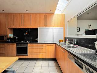 Degelijk onderhouden en instapklare woning met heel goede bereikbaarheid op een goede locatie. <br />De woning heeft door de jaren heen verschillende werken ondergaan, dankzij deze is de woning nu instapklaar. <br /><br />Er zijn 4 slaapkamers aanwezig, 2 op de eerste verdieping en een badkamer en 2 op de tweede verdieping. <br /><br />Heel aangename buitenruimte! Mooi aangelegd terras en stadstuin. <br /><br />EPC 245 kWh/(m2jaar), energielabel C<br />Bruto bruikbare vloeroppervlakte volgens EPC verslag 151m<sup>2</sup><br />KI 704<br />Oppervlakte perceel 180m<sup>2</sup><br />Stedenbouwkundige inlichtingen: in aanvraag 02/10 <br />Bevindt zich niet in een risicozone voor overstromingen, gebouwscore C, perceelscore C. <br /><br />Voor meer info of een bezoek bel 0475757251 of mail philip@ocvastgoed.be<br /><br />