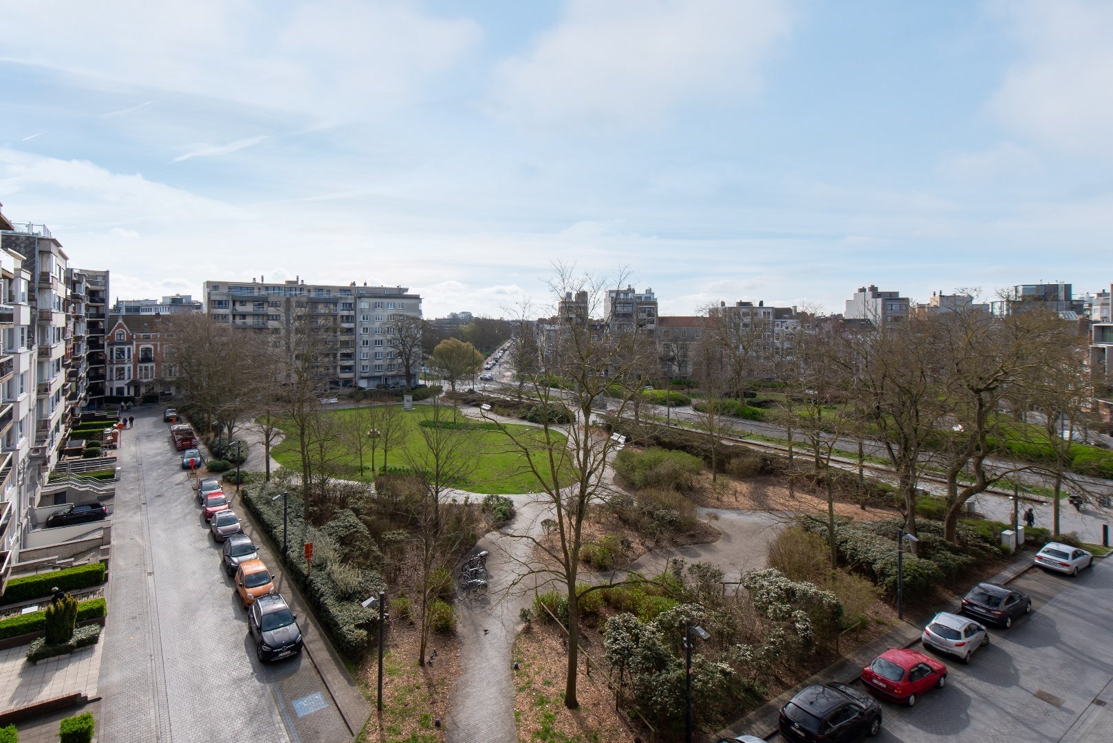 Appartement de 2 chambres luxueusement rénové avec vue sur le vert. - photo 5