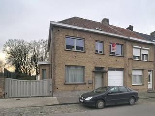 Deze halfopen woning bevindt zich in het dorpscentrum van Watou, op zo'n 10 minuten van Poperinge. In het dorp is er een buurtsupermarkt,...