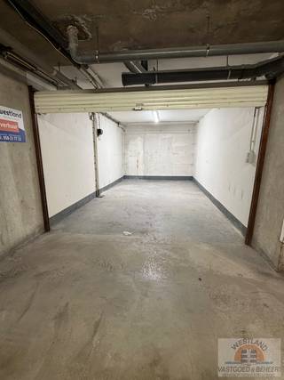 Op een uitstekende, centrale locatie in Nieuwpoort-Bad bevindt zich deze afgesloten garage in de residentie Santhooft.<br />De garage is vlot bereikbaar en vormt de ideale oplossing voor het veilig parkeren van uw wagen of het creëren van extra opslagruimte. Dankzij de ligging geniet u van een snelle verbinding met de zeedijk, winkels en horecazaken.<br />Afmetingen:<br />Breedte: 3,10 m<br />Lengte: 5,57 m<br />Hoogte: 1,85 m<br />Interesse? Neem gerust contact met ons op voor bijkomende informatie of een bezoek ter plaatse.