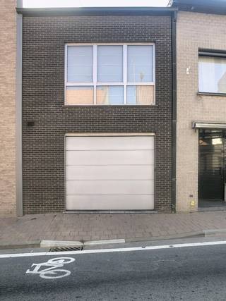 Pal in het centrum van Staden, vinden we deze casco woning. <br />De eigendom ligt op een oppervlakte van ong 200m² en is voorzien van tuin en garage. <br />Deze woning biedt mogelijkheid tot het creëren van een bel-etagewoning, en kan je afwerken naar je eigen smaak en voorzien van energiezuinige afwerking. <br />Extra troef : er is mogelijkheid tot het aankopen van de aanpalende handelswoning, wat zeer mooie kans is voor wie op zoek is naar een centraal gelegen pand voor het uitbaten van een horeca-zaak, een kantoorruime, een commerciële ruimte, .. <br />Tevens een zeer mooie aanbieding voor wie een woning zoekt, die je naar eigen smaak en goesting verder kan afwerken. <br />EPC 271 kWh/m²jaar, Label C <br />Deze prijs is een vanaf-prijs, ieder bod hoger dan deze vraagprijs wordt aan de eigenaar voorgelegd, die het recht heeft dit bod al dan niet te aanvaarden. <br />Contacteer ons gerust voor meer info of een vrijblijvend bezoek aan deze eigendom.