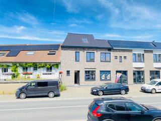 <strong>Woning met 3 slaapkamers en tal van mogelijkheden.</strong><br />In het centrum van Spiere-Helkijn bevindt zich deze woning ideaal voor mensen die dit zelf wensen in te richten. Alle grove werken(voorzieningen) zijn reeds gebeurd<br /><br /><strong>Indeling</strong><br />gelijkvloers: inkom met gastentoilet, ruime leefruimte die je naar eigen smaak kan afwerken, keuken waar alle voorzieningen aanwezig zijn en technische berging met nieuwe materialen.<br />eerste verdiep: badkamer alle voorzieningen aanwezig, 2 ruime slaapkamers<br />tweede verdiep: zolderkamer ideaal als master bedroom en dressing<br /><br /><strong>Troeven:</strong>
<ul><li>veel lichtinval</li><li>in te richten naar eigen smaak</li><li>centrum gelegen</li><li>voorzieningen reeds aanwezig</li><li>op 15 min van Kortrijk en autostrade</li></ul>