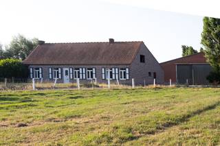 De hoeve is gelegen in het mooie gebied tussen Bellem en Zomergem op 1,60 ha grond tot 4,40 ha grond.<br />Onmiddellijk achter het voorerf bevindt zich de authentieke hoevewoning.<br />Links achter de woning ligt een machineloods van 24 meter lang en 12 meter breed.<br />Rechts achter de woning ligt een ruime voormalige rundveestal van 50 meter lang en deels 23 meter breed.<br />Mits agrarisch gebruik kan het volume van de bedrijfsgebouwen maximaal behouden blijven.<br />Met de aanpalende gronden behoort oa tuinbouw, plantenkweek, wijnbouw, druiventeelt, ander kleinfruit of groententeelt,…. tot de potentiële landbouwactiviteiten.<br />De woning is bouwkundig erfgoed wat aanvraag functiewijziging naar zonevreemd wonen makkelijker maakt, mits gedeeltelijke afbraak van de stallen.<br />Gelegen in een mooi landelijk gebied is dit een hoeve met karakter en diverse mogelijkheden.<br /> 