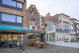 Handelshuis / projectgrond op topligging aan de Kaai – Nieuwpoort-Stad<br /><br />Op een uiterst commerciële en centrale ligging aan de Kaai van Nieuwpoort-Stad bevindt zich dit karaktervolle handelshuis met uitzonderlijk ontwikkelingspotentieel. Dankzij de ruime bewoonbare oppervlakte van 186 m², een gevelbreedte van 5,70 m en meerdere verdiepingen kan dit pand perfect aangewend worden als projectgrond (herontwikkeling of herbestemming mogelijk, mits vergunning).<br /><br />Het gelijkvloers omvat een commerciële ruimte met keuken en sanitair; de bovenliggende verdiepingen tellen 6 slaapkamers, wat tal van mogelijkheden biedt voor wonen, verhuur of projectmatige invulling. Het gebouw dateert van 1930 en is volledig te renoveren (EPC F – renovatieplicht), wat kansen biedt om dit pand te transformeren naar hedendaagse normen.<br /><br />Ideaal voor investeerders, projectontwikkelaars of ondernemers die op zoek zijn naar een pand met zichtlocatie, volume en flexibiliteit in het hart van Nieuwpoort-Stad.<br /><br />Ref. NI25662