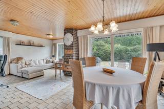 <strong>🏡 Gelijkvloerse woning met inpandige garage op een totale opp van 19a92ca 🌿</strong><br /><br />Bent u op zoek naar een gelijkvloerse woning op een rustige locatie, maar toch vlakbij het centrum van Mol?<br />Dan is deze woning in een rustige, doodlopende straat zeker een bezoek waard.<br />Dankzij de praktische indeling, de vele bergruimtes en de aangename tuin biedt deze woning heel wat mogelijkheden om er uw eigen thuis van te maken.<br /><br />Bij het binnenkomen wordt u verwelkomd in de inkomhal met gastentoilet.<br />Van hieruit bereikt u de gezellige leefruimte met een aparte zit- en eethoek. De houtkachel zorgt voor extra sfeer en warmte tijdens de koudere dagen.<br />Via het grote schuifraam geniet u van een mooi zicht op de tuin en heeft u rechtstreeks toegang tot het overdekte terras. Een ideale plek om rustig te ontspannen. ☀️<br /><br />De woonkamer sluit aan op de keuken, voorzien van ingebouwde toestellen zoals een oven, kookvuur en vaatwasser.<br />De keuken is functioneel ingericht maar kan nog verder opgefrist worden naar eigen smaak.<br />Via de keuken is er toegang tot de kelder, ideaal als extra opslagruimte.<br /><br />🏠 Praktische indeling<br />De woning beschikt over vier slaapkamers.<br />Er zijn twee ruime slaapkamers en twee kleinere kamers die eventueel samengevoegd kunnen worden tot één grotere slaapkamer, bureauruimte of hobbykamer.<br /><br />De badkamer is uitgerust met een ligbad, toilet en bidet.<br />Daarnaast is er een praktische wasplaats met alle nodige aansluitingen en een aparte doorgang naar de tuin.<br />Verder beschikt de woning over meerdere ingemaakte kasten voor extra opbergruimte.<br />De vaste trap brengt u naar de ruime<strong> zolderverdieping</strong> die nog verschillende mogelijkheden biedt en <strong>eventueel verder ingericht kan worden</strong>.<br /><br />🌳 Buitenruimte<br />Achteraan de woning geniet u van een aangename tuin met overdekt terras.<br />In de tuin is er een aparte berging/tuinhuis ideaal voor fietsen, tuinmateriaal of extra opslag.<br /><br />De woning beschikt eveneens over een inpandige garage wat zorgt voor extra comfort en praktische mogelijkheden.<br /><br />⭐ Troeven<br />✔ Geen renovatieverplichting van toepassing<br />✔ Praktische gelijkvloerse indeling<br />✔ Gezellige leefruimte met houtkachel en toegang tot het overdekte terras<br />✔ Vier slaapkamers met mogelijkheid tot herindeling/ uitbreiding<br />✔ Ruime zolder die nog verder ingericht kan worden<br />✔ Inpandige garage voor extra comfort<br />✔ Kelder en verschillende opbergmogelijkheden aanwezig<br />✔ verwarmingsketel op aardgas<br /><br />Deze woning combineert een rustige ligging met een zeer praktische indeling.<br />Ze biedt een mooie kans voor wie op zoek is naar een comfortabele woning met mogelijkheden om verder naar eigen smaak in te richten.<br /><br />📞 Interesse? Ontdek zelf de mogelijkheden van deze woning en plan vandaag nog uw bezoek! 🏡