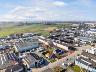 Het terrein met loods en woning ligt nabij de bedrijvige Bruggesteenweg (N32), op slechts 5 minuten van de ring rond Roeselare (R32) en heeft...