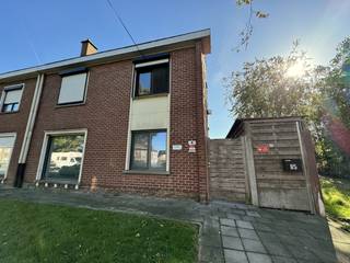 ✨Ruime halfopen bebouwing op een absolute toplocatie!✨<br /><br />🏡 Uiterst rustig gelegen, royale gezinswoning aan het einde van een doodlopende straat!<br />Bent u op zoek naar een ruime woning waar alle grote, kostbare renovaties al voor u zijn uitgevoerd? Zoek dan niet verder!<br />Deze charmante halfopen bebouwing ligt op een droomlocatie: aan het absolute einde van de straat, waardoor u geniet van maximale rust, privacy en veiligheid voor de kinderen.<br />Met een vernieuwde basis en nog enkele ruimtes die u naar eigen smaak kunt opfrissen, is dit dé perfecte kans om uw droomwoning te realiseren.<br /><br />✨ De indeling van de woning:<br />Gelijkvloers:<br />🚪 Inkomhal met een handig gastentoilet.<br />📦 Aparte, praktische berging met de CV-installatie.<br />🍾 Toegang tot een kleine kelder/opslagplaats, ideaal als extra provisieruimte.<br />🍳 Prachtige, volledig uitgeruste nieuwe keuken (vernieuwd in 2018). Een droom voor wie van koken houdt!<br />🛋️ Aangrenzende, zeer ruime leefruimte die geniet van een heerlijke, natuurlijke lichtinval dankzij de grote ramen. (De keuken en leefruimte dienen enkel nog geschilderd te worden om het helemaal naar uw hand te zetten!)<br />Eerste verdieping & zolder:<br />🛏️ 3 slaapkamers die nog naar eigen smaak cosmetisch gerenoveerd kunnen worden.<br />🪜 Vaste trap naar de ruime zolder, die u nog volledig kunt afwerken tot extra (slaap)kamers, hobbyruimte of bureau.<br />🌳 Buitenleven, gigantische garage & parkeergelegenheid:<br />☀️ Prachtig, recent aangelegd terras: Een extra ruim terras om heerlijk te genieten van zonnige dagen.<br />🛣️ Waterdoorlatende verharde doorsteek naar de achterzijde.<br />🚗 Indrukwekkende trippel garage (gebouwd in 2020): Ruimte voor maar liefst 2 wagens, bereikbaar via een handige uitweg achterom.<br />🅿️ Extra parkeerplaats: Aan de uitweg is er bovendien nog parkeergelegenheid voor 2 extra wagens.<br />🌱 Volledig omheinde grastuin (veilig voor kinderen en huisdieren) met een gezellige struikentuin en een praktisch houten tuinhuis.<br />🛠️ Alle grote investeringen zijn al gedaan!<br /><br />U koopt met een gerust hart, want de duurste en zwaarste structurele werken zijn al volledig uitgevoerd. De ramen, deuren, elektriciteit, leidingen, verwarming, keuken en badkamer zijn allemaal vernieuwd!<br />🍳 Nieuwe keuken: Geïnstalleerd in 2018<br />🚗 Nieuwe garage: Gebouwd in 2020<br />🚿 Nieuwe badkamer: Volledig vernieuwd in 2022<br />☀️ Groene energie: Voorzien van maar liefst 27 zonnepanelen die op het dak blijven liggen! Dit betekent direct een hele lage energiefactuur vanaf de eerste dag.<br /><br />📅 Praktische info:<br />Beschikbaarheid: Vrij, af te spreken in overleg met de verkopers.<br />Kortom: Een solide, energiezuinige en verrassend ruime woning op een toplocatie, waar u direct in kunt trekken en kamer voor kamer uw eigen stijl kunt aanbrengen.<br />Hebt u interesse om deze woning te bezichtigen? Neem vandaag nog contact met ons op voor een afspraak!<br /><br /><u>Wettelijke info : </u><br />EPC : 440 kWh/m² - E-label<br />Renovatieplicht : Ja, tips zie : tips om uw pand efficient te renoveren met ENGIE<br />Asbest : VEILIG !!<br />Elektriciteit : niet-conform<br />Watertoets : P-score : A, G-score : A, geen natte voeten !<br />Stedenbouw : Geen beschermd monument, niet op inventaris, Vergunning uitgereikt, Woongebied, Geen dagvaarding uitgebracht, Geen voorkooprecht ruimtelijke ordening aanwezig, Geen Verkavelingsvergunning, geen overstromingsgebied, niet gelegen in afgebakend oevergebied, geen watergevoelige openruimtegebieden.<br />Erfgoed : Geen erfgoed<br /><br />Opmerking : foto's werden genomen met een breedbeeldlens, dit om de volledige ruimte te kunnen tonen op 1 foto ... hierdoor tonen de ruimtes wel groter op foto dan in werkelijkheid.