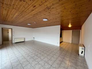 In een kleinschalige residentie bevindt zich, op de eerste verdieping, dit ruim appartement. Lichtrijke leefruimte met praktische keuken en een afzonderlijke berging. Twee ruime slaapkamers. Afzonderlijk toilet. Badkamer met bad en meubel.<br /><br />Centrale Verwarming met een condenserende gasketel (anno 2024). De eigenaar voorziet om op korte termijn de keuken te vernieuwen.<br />Uitstekende prijs-kwaliteit-verhouding.<br /><br />Vaste kosten : 50 euro / maand.