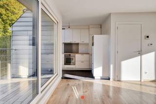 Dit ruime duplexappartement ligt in het centrum van Ingelmunster, op wandelafstand van winkels, een apotheek, horeca en sportfaciliteiten. <strong>Ook wie graag in het groen wandelt, vindt vlakbij mooie plekjes.</strong><br /><br />Het appartementsgebouw werd in 2014 volledig vernieuwd. Het appartement strekt zich uit over twee verdiepingen en telt <strong>3 slaapkamers</strong>. De lichtrijke leefruimte geeft uit op een aangenaam terras met zicht op het groen. Daarnaast vind je een ingerichte keuken, een berging, een badkamer en een apart toilet.<br />Een ruim en energiezuinig appartement op een centrale ligging!<br /><br /><strong>Grootste troeven:</strong><br />- Centrale ligging<br />- Aangenaam zicht op 't groen, zowel vanop terras als van in de leefruimte<br />- 3 slaapkamers<br />- Instapklaar<br />- Energiezuinig