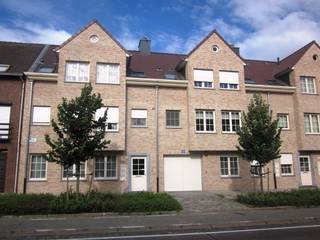 - Gelegen in gebouw van 3 appartementen + lift<br />- Dichtbij supermarkt, winkels en openbaar vervoer<br />- Ruime lichte woonkamer<br />- Open keuken voorzien van kookplaat, combi-oven, koel-vriescombinatie en vaatwasser<br />- Badkamer met ligbad + scherm en lavabomeubel<br />- Gastentoilet met hangwc en handenwasser<br />- 2 mooie slaapkamers, bureel en bergkamer<br />- Wasplaats<br />- Zuidelijk gelegen terras aan woonkamer<br />- Garagebox in afgesloten binnenplein<br />- EPC-waarde = 102 kWh/m² (per jaar)<br />- Watertoets: P-score: A - G-score: A<br />- 80 €/maand gemeenschappelijke kosten<br /><br />Beschikbaar 16 januari 2027<br /><br />Vg-Wg-Gdv-Gvkr-Gvv<br /><br />Contacteer ons via info@vergimmo.be