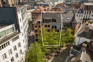 <p><span>Op een toplocatie in het historisch centrum van Antwerpen, tussen de charmante Lijnwaadmarkt en de Melkmarkt, met zicht op de kathedraal van Antwerpen, bevindt zicht dit exclusieve opbrengsteigendom van hoog niveau.</span></p><p><span>Het gebouw werd in 2013 volledig gestript  en gerenoveerd en omvat drie prachtig gerenoveerde appartementen, elk afgewerkt met duurzame kwalitatieve en tijdloze materialen die zorgen voor een luxueuze en stijlvolle uitstraling. Elk detail werd met zorg uitgewerkt, met oog voor comfort, esthetiek en hedendaagse woonkwaliteit.</span></p><p><span>Een absolute troef is de aanwezigheid van een lift die rechtstreeks in de appartementen uitkomt, wat garant staat voor maximale privacy en gebruiksgemak.</span></p><p><span>Het dakappartement vormt de kers op de taart en beschikt over een aangenaam terras met een uniek zicht op de kathedraal - een zeldzame en indrukwekkende meerwaarde in deze bruisende stadsomgeving.</span></p><p><span>De twee duplexappartementen worden momenteel succesvol uitgebaat via Airbnb. Het penthouse is verhuurd op lange termijn. Gedetailleerde informatie over verhuurcijfers en rendement is beschikbaar op aanvraag. Het vastgoed is in privaat eigendom, maar de Airbnb-activiteiten zijn ondergebracht in een aparte vennootschap inclusief een operationeel kuisteam dat mee kan worden overgenomen.</span></p><p><span>Dankzij de uitzonderlijke ligging, hoogwaardige afwerking en het unieke karakter biedt dit eigendom een uitstekende opportuniteit voor investeerders die op zoek zijn naar een stabiel en aantrekkelijk rendement in één van de meest gegeerde buurten van Antwerpen.</span></p><p><span> </span></p><p><span>Bijzonderheden:</span></p><p><span>EPC Energielabel (app bus 11) D - 305 kwh/(m² jaar)</span></p><p><span>EPC Energielabel (app bus 31) D - 342 kwh/(m² jaar)</span></p><p><span>EPC Energielabel (app dak) C - 260 kwh/(m² jaar)</span></p><p><span>Geen renovatieplicht</span></p><p><span>Er is overal dubbele beglazing met PVC kader</span></p><p><span>Er wordt elektrisch verwarmd</span></p><p><span>P-score: D</span></p><p><span>G-score: D</span></p>