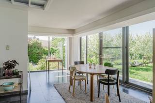 Bij het betreden van de woning word je verwelkomd door een authentieke inkomhal die de charme van het pand benadrukt. De twee leefruimtes...