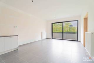 Dit energiezuinige appartement is ideaal voor starters, alleenstaanden of oudere koppels die op zoek zijn naar comfortabel en praktisch wonen. Bij het binnenkomen stap je rechtstreeks de lichtrijke leefruimte met open keuken binnen. Een groot schuifraam zorgt voor aangenaam veel daglicht en geeft toegang tot het gezellige stadsterras — perfect om even tot rust te komen.

De slaapkamer (12,5 m²) biedt voldoende ruimte voor een dubbel bed en kastruimte. Verder beschikt het appartement over een moderne badkamer met douche, en ingebouwde kasten aan de inkom zorgen voor extra opbergruimte.