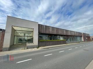 Multifunctioneel bedrijfsgebouw bestaande uit een ruimte showroom met kantoren 1.605 m² in combinatie met 3.987 m² magazijnruimte op een terrein...