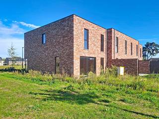 Lot 128 is een halfopen woning die volledig afgewerkt aangeboden wordt. Deze woning staat ruwbouw-winddicht momenteel en kan tamelijk snel instapklaar gemaakt worden. <br />Moderne stijl : 2 bouwlagen en een plat dak. Gelijkvloers : inkom, wc, ruime living, open keuken met eiland, berging. 1ste verdiep : 1 grote slaapkamers voor de ouders, 2 kinderkamers, aparte wc, badkamer ingericht met ruime inloopdouche en badkamermeubel met dubbele lavabo, technische ruimte. Grote tuin met goeie oriëntatie die tevens toegankelijk is via de achterkant. Parkeerplaats inbegrepen.<br />Bespaar fors op je energiefactuur, dankzij het doorgedreven isolatiepakket, warmtepomp met vloerverwarming, ventilatiesysteem D en zonnepanelen.<br /><br />Deze woning wordt gebouwd in een nieuw woonproject in het centrum van Beveren-Leie, meer bepaald op de site Vanmarcke tussen de Sint-Jansstraat en de Grote en Kleine Heerweg. Rustig gelegen in een doodlopende straat en voldoende groene ruimte aanwezig.<br />Goeie mobiliteit met winkels, scholen en ontspanningsmogelijkheden vlakbij.<br /><br />Prijs excl. btw en kosten. Download de brochure via https://durabrik.immo/beveren-leie<br /><br />Bezoek onze kijkwoning ter plaatse op afspraak !<br />Bij Durabrik ben je zeker van een vaste prijs. Geen budgettaire verrassingen dus tijdens je bouwtraject.<br />Heb je vragen? Contacteer dan je bouwadviseur via 09 280 60 60 of mail naar info@durabrik.be.<br /><br />*afbeeldingen en oppervlaktes zijn indicatief
